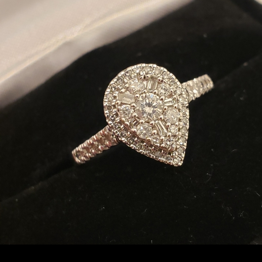 Amazing❤️10k gold pear shaped diamond ring